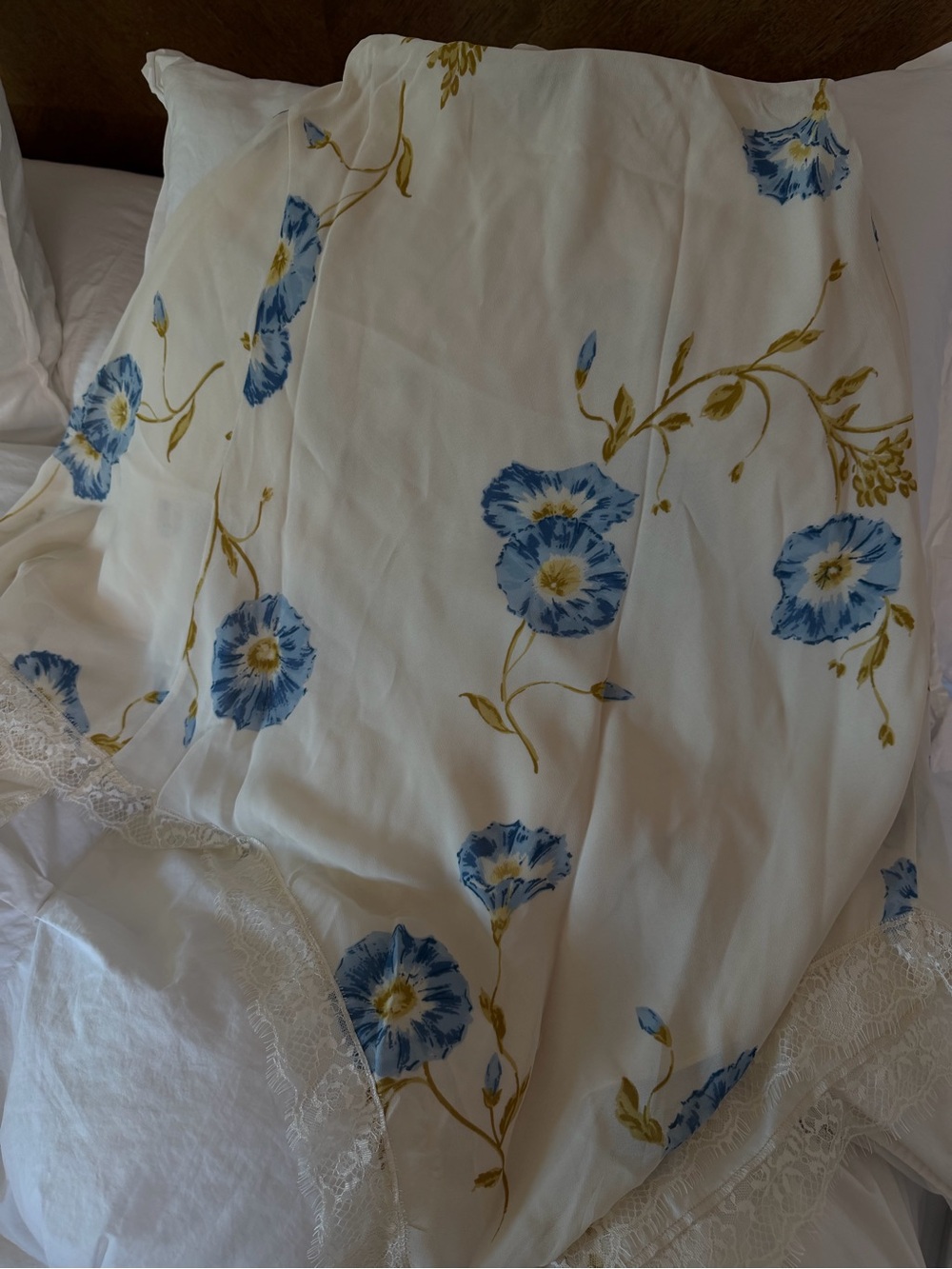 New Reformation Liliana Lace Handkerchief
Hem Skirt in Glorious 💛 - Picture 4 of 8